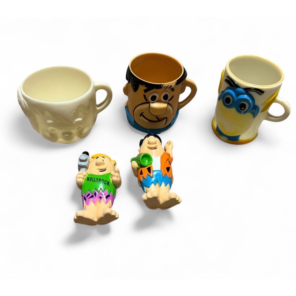 Vintage Flintstones Plastic Mug Lot Fred Dino Pebbles + Fred Barney Figures